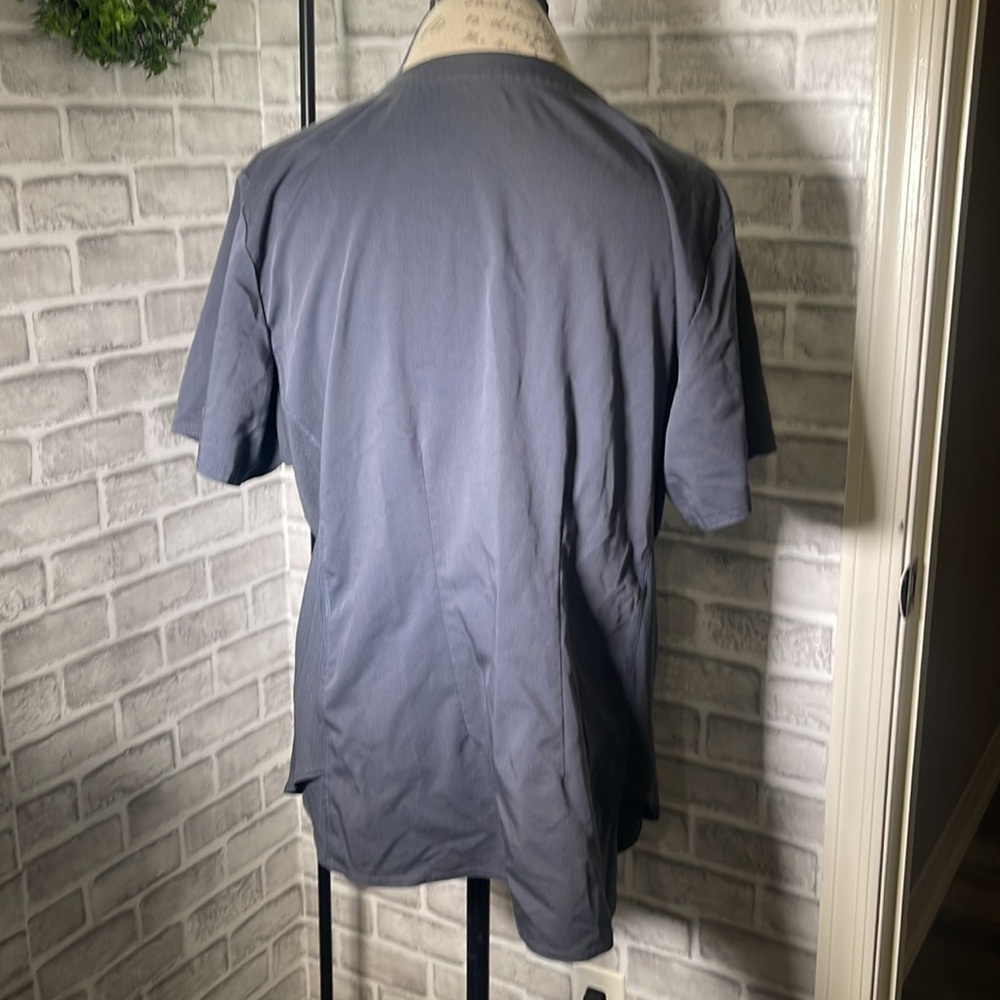 Med couture scrub top 1 minor flaw - Picture 4 of 12